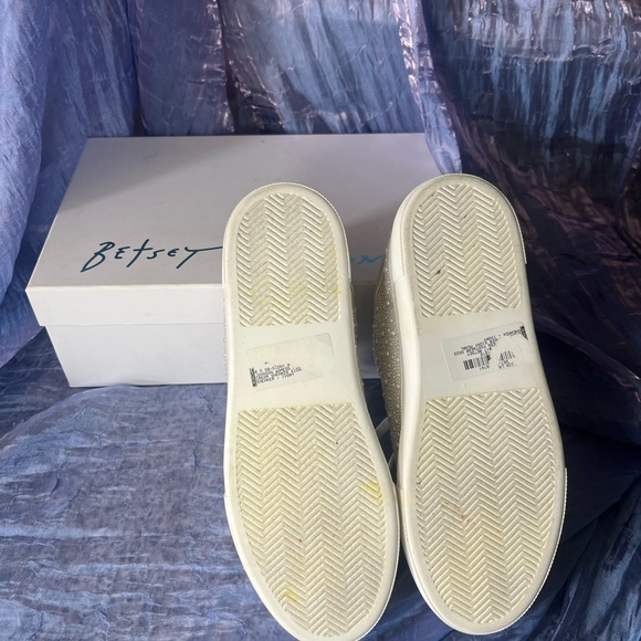 Betsy Johnson Sidney Ivory sneaker size 8.5. NWOT. - Picture 4 of 8